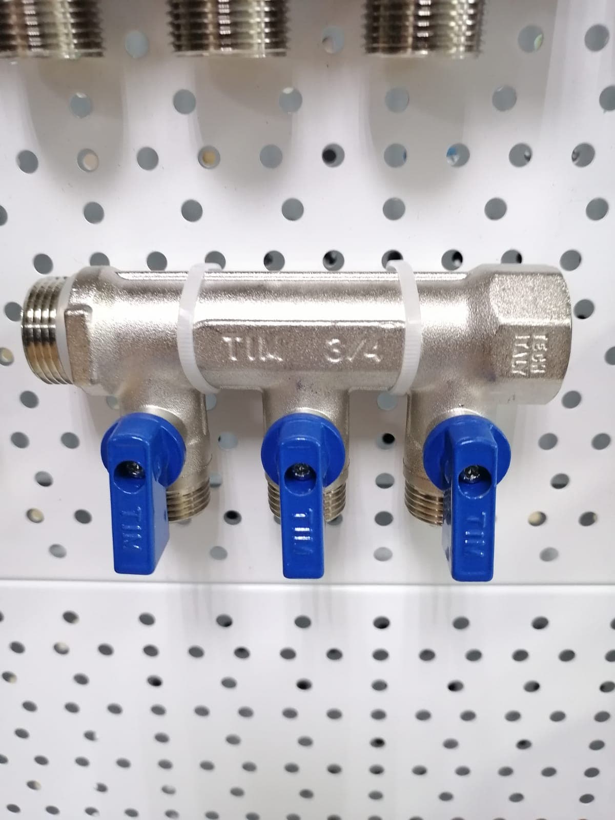Коллектор с шаровыми кранами 3/4" х 1/2" - 3 вых., никели,  красн + син ручки