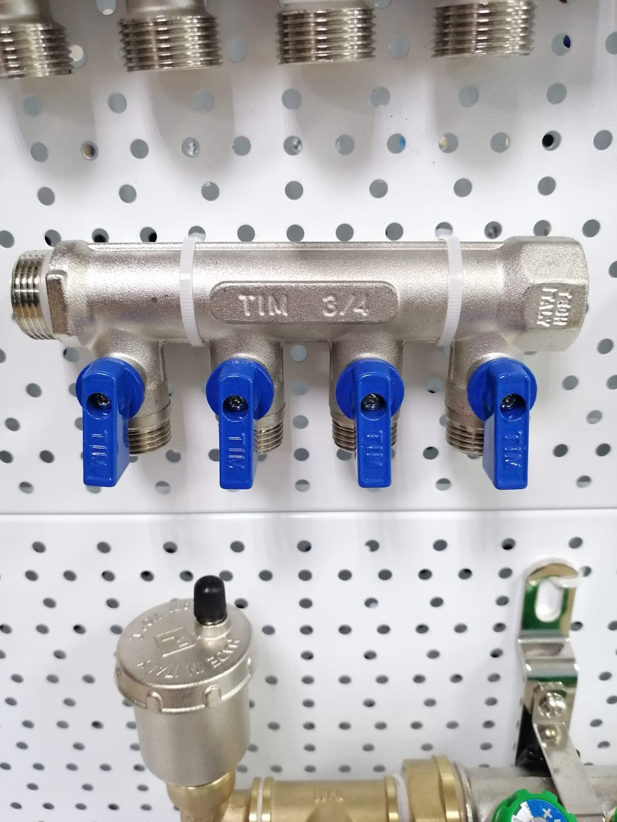 Коллектор с шаровыми кранами 3/4" х 1/2" - 4 вых., никели,  красн + син ручки